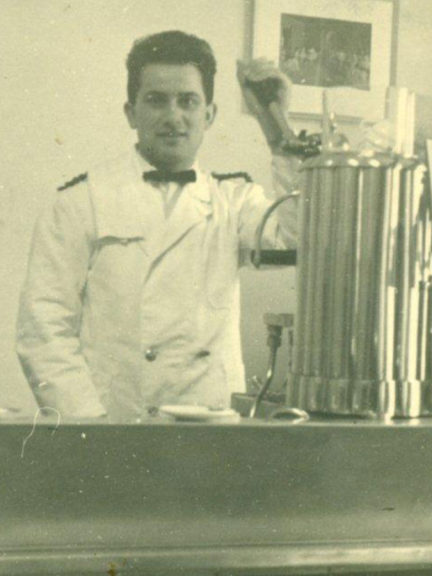 LUOMO CHE FA CANTARE IL CAFFE GIUSEPPE DE GIUSTI 01