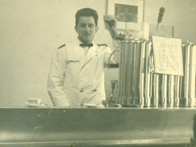 LUOMO CHE FA CANTARE IL CAFFE GIUSEPPE DE GIUSTI 01