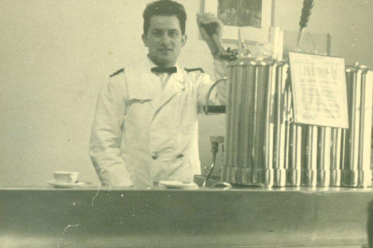 LUOMO CHE FA CANTARE IL CAFFE GIUSEPPE DE GIUSTI 01